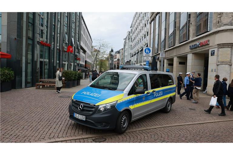Nach der Amokfahrt eines 33-Jährigen in Leipzig kommt der Mann vorerst in eine Psychiatrie.