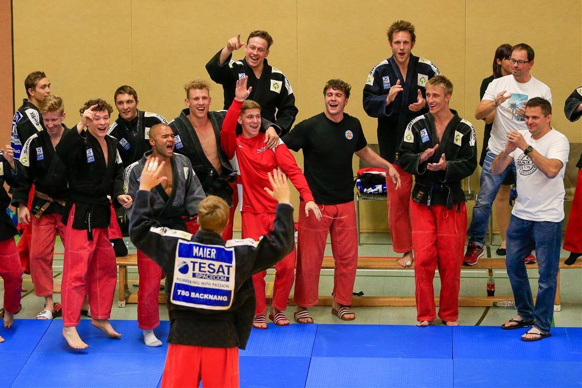 Mammutprogramm an vier Kampftagen Nach der Aufstiegsfeier im Jahr 2019 dürfen Backnangs Judomänner um Trainer Jens Holderle (rechts) nun im Oberhaus ran. Foto: A. Becher