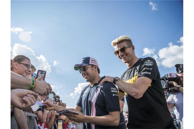 Nach der Ausmusterung bei Racing Point steht Sergio Perez (l) noch immer ohne Formel-1-Cockpit für 2021 da. Foto: Zoltan Balogh/MTI via AP/dpa