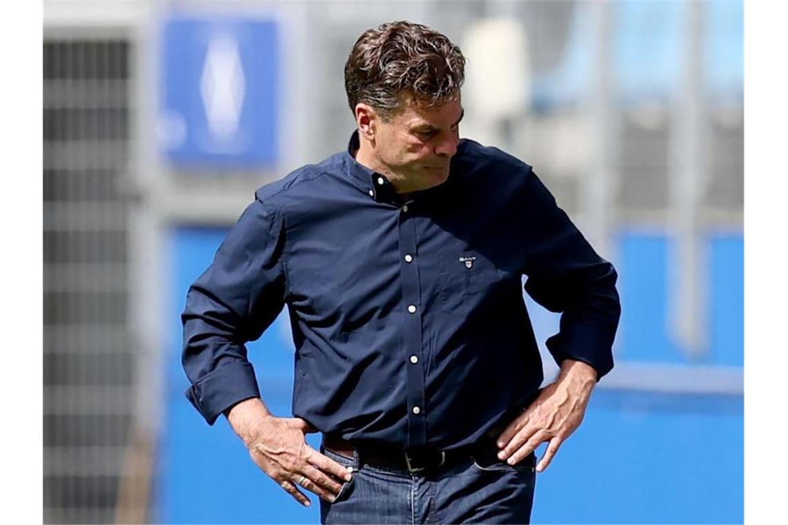 Nach der blamablen Vorstellung seiner Spieler schaut HSV-Trainer Dieter Hecking zu Boden. Foto: Christian Charisius/dpa