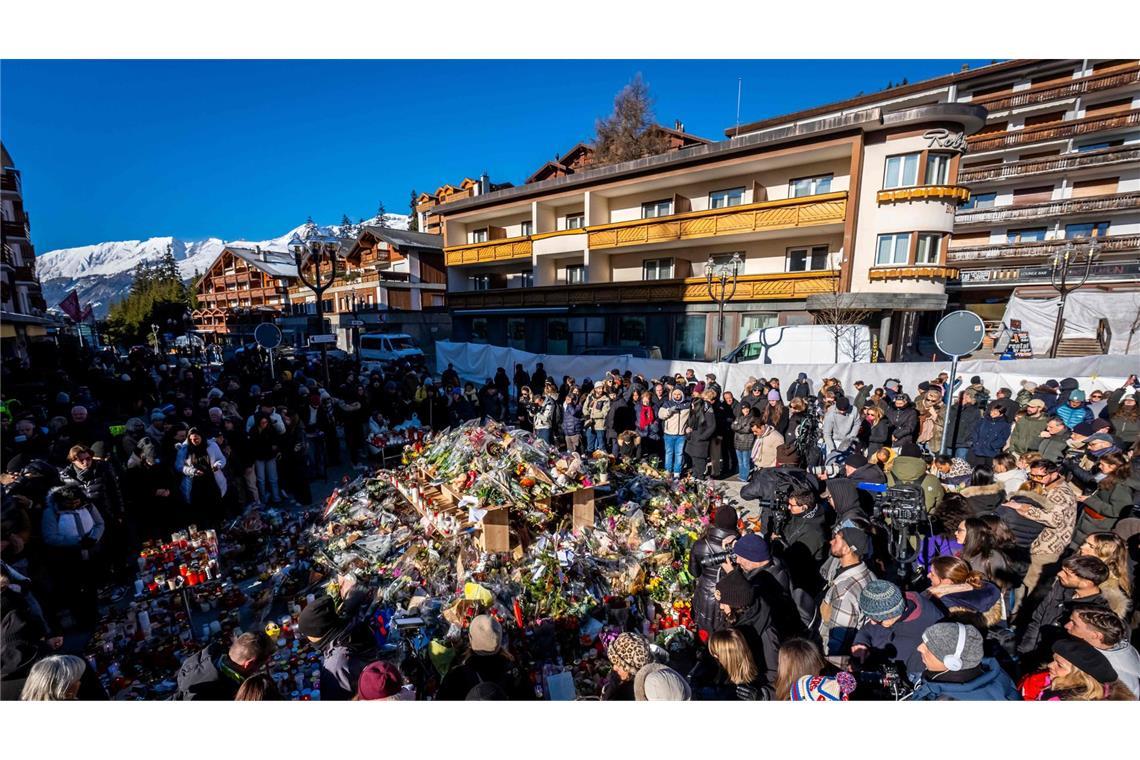 Nach der Brandkatastrophe mit 40 Toten herrscht große Trauer im Schweizer Skiort Crans-Montana.