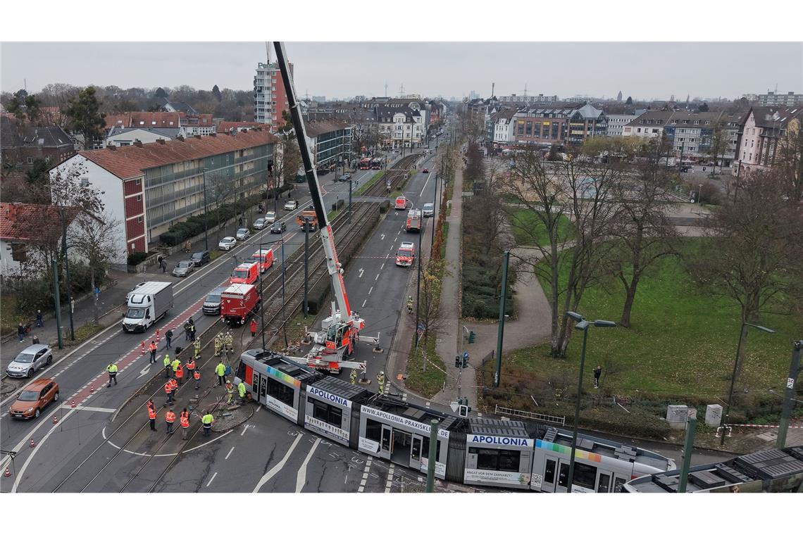 Nach der Entgleisung wurde ein Schwerlastkran angefordert.