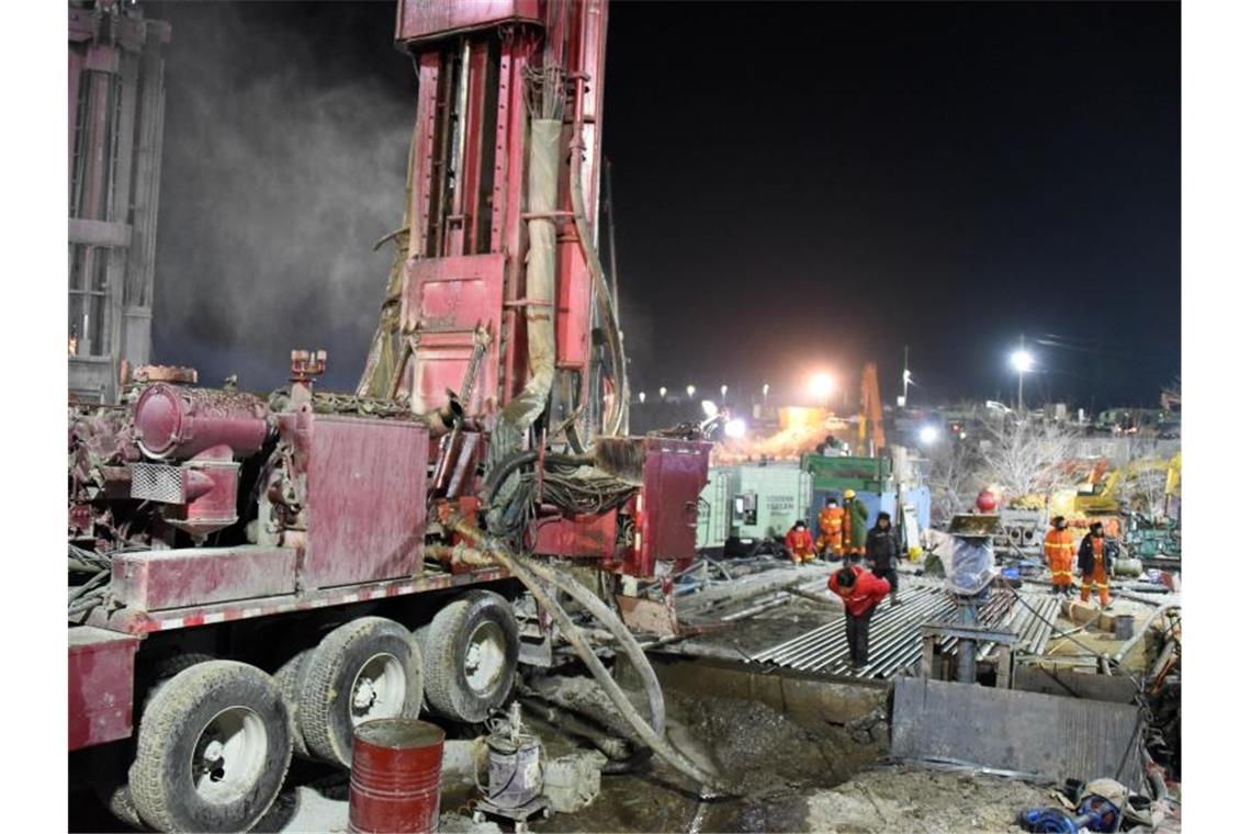 Nach der erfolgreichen Rettung von elf Bergleuten sind neun weitere Arbeiter tot aus einer Goldmine in China geborgen worden. Foto: Wang Kai/XinHua/dpa