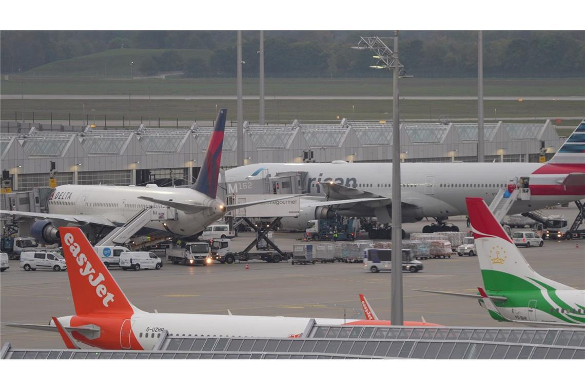 Debatte um Drohnenabwehr nach Vorfällen am Flughafen Nach der erneuten Betriebsunterbrechung wegen Drohnen ist in München der Flugbetrieb langsam wieder angelaufen.
