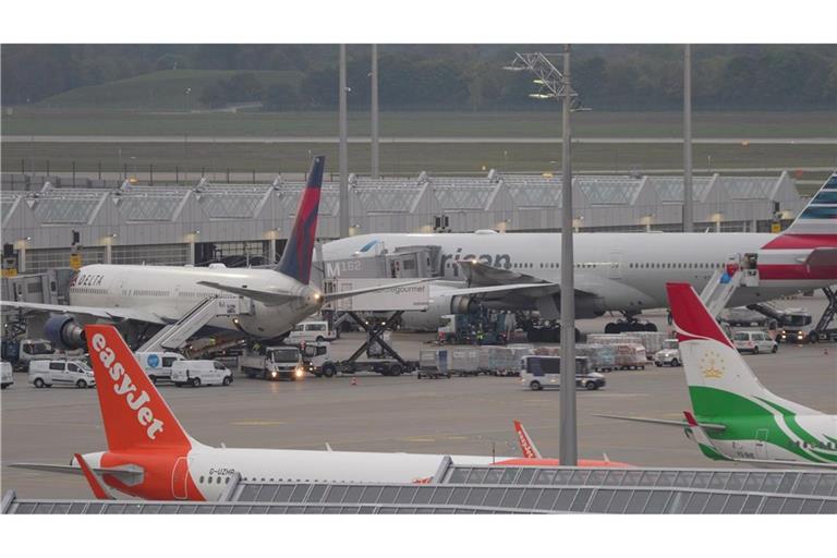 Nach der erneuten Betriebsunterbrechung wegen Drohnen ist in München der Flugbetrieb langsam wieder angelaufen.