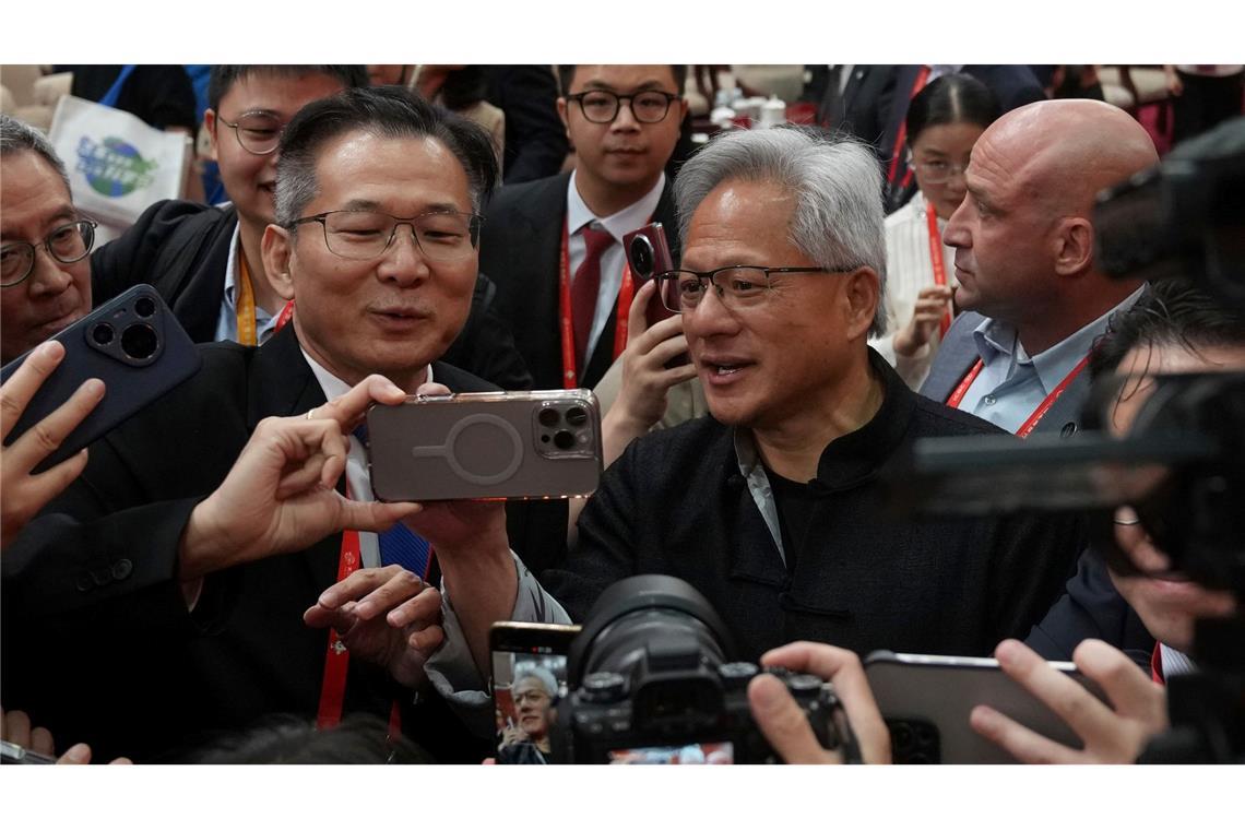 Bilder des Tages Nach der Eröffnung der internationalen Lieferketten-Messe CISCE in Peking wird Nvidia-Chef Jensen Huang (Mitte rechts) von vielen Gästen umringt, die ein Selfie mit ihm machen möchten.