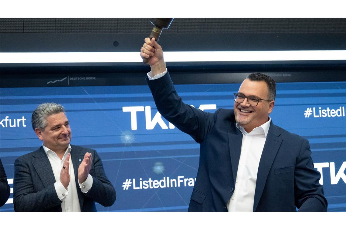 Nach der ersten Börsennotierung von TKMS wird die Glocke geschwungen.