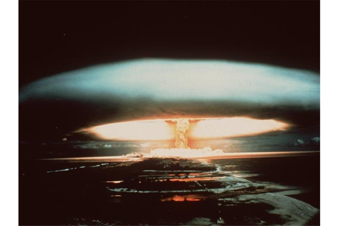 Vetomächte gegen Weiterbreitung von Atomwaffen Nach der Explosion einer französischen Atombombe 1971 schwebt dieser riesige Atompilz über dem Mururoa-Atoll. Foto: -/dpa/Symbolbild