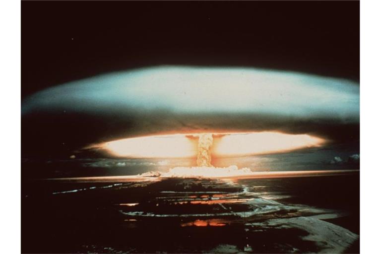 Nach der Explosion einer französischen Atombombe 1971 schwebt dieser riesige Atompilz über dem Mururoa-Atoll. Foto: -/dpa/Symbolbild