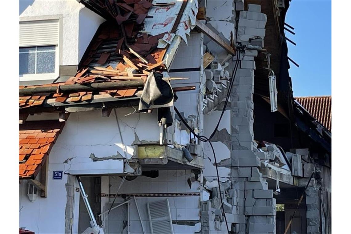 Mann vermutlich für Explosion in Rohrbach verantwortlich Nach der Explosion eines Wohnhauses ist das Nachbarhaus von Beschädigungen schwer gezeichnet. Foto: Vifogra/dpa