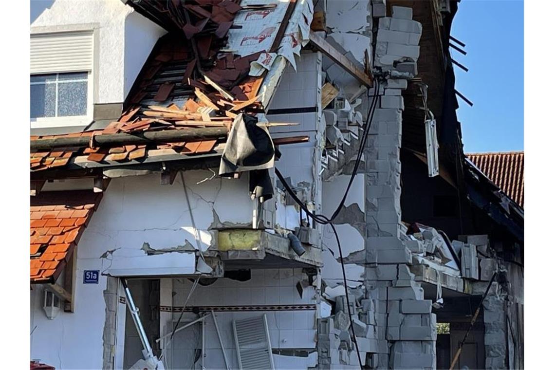 Nach der Explosion eines Wohnhauses ist das Nachbarhaus von Beschädigungen schwer gezeichnet. Foto: Vifogra/dpa