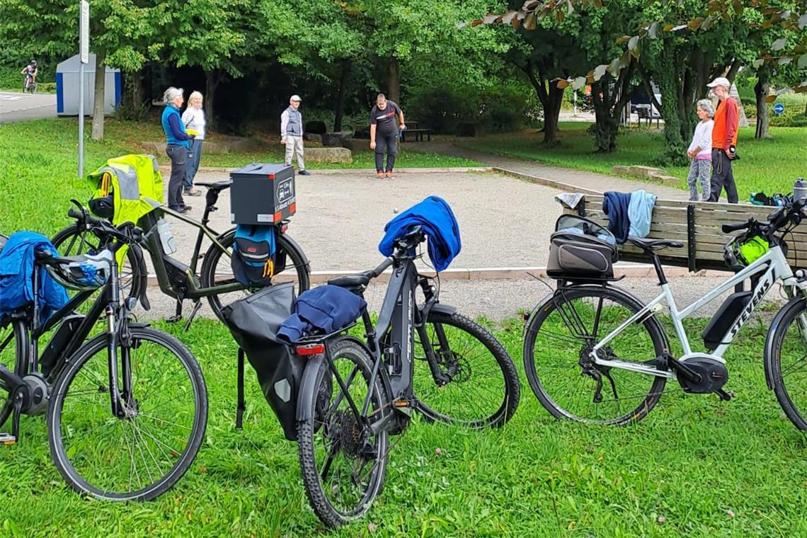 Nach der Fahrradtour wird Boule auf der Anlage beim Waldheim gespielt. Foto: privat