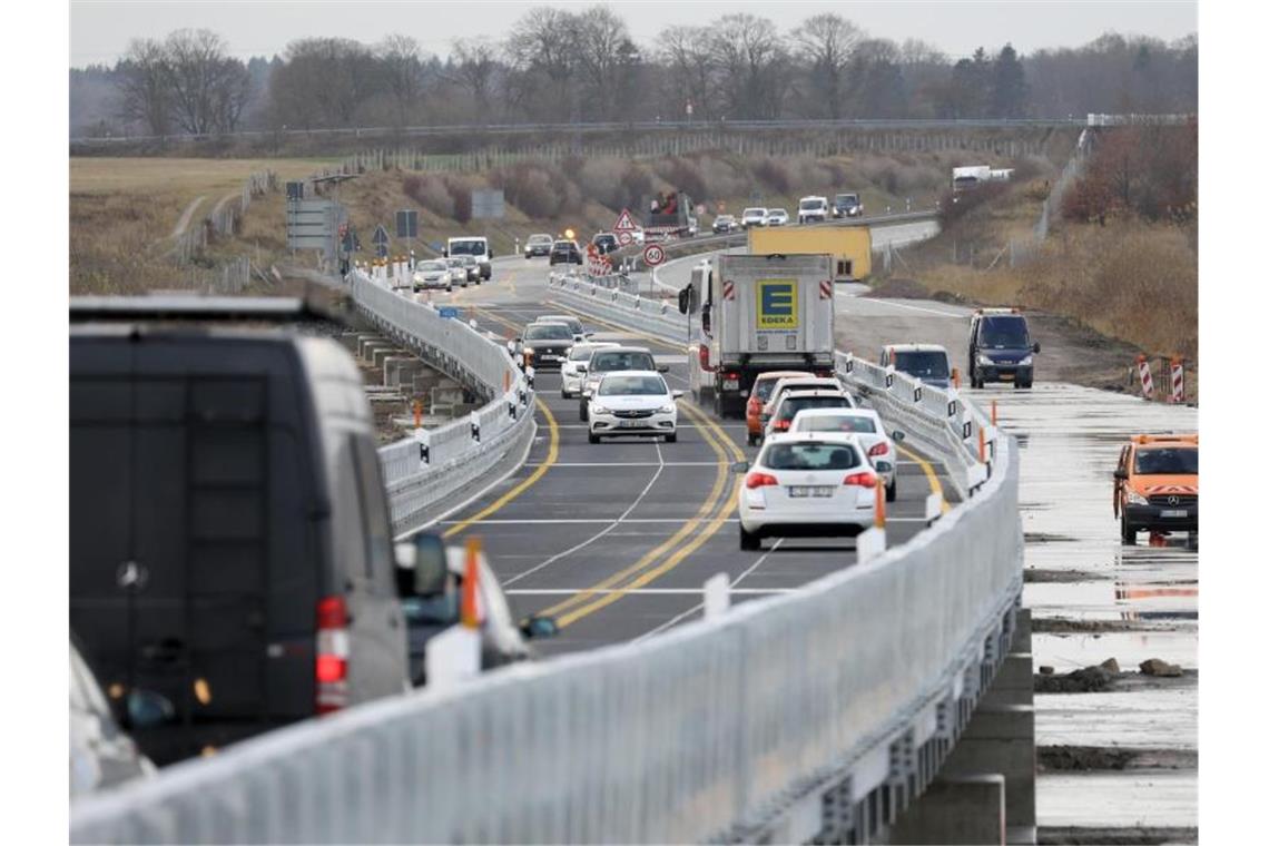 Nach der Freigabe der 773 Meter langen Behelfsbrücke für die teilweise im Moor versunkene Ostseeautobahn A20 rollen die Fahrzeuge in beiden Richtungen. Foto: Bernd Wüstneck