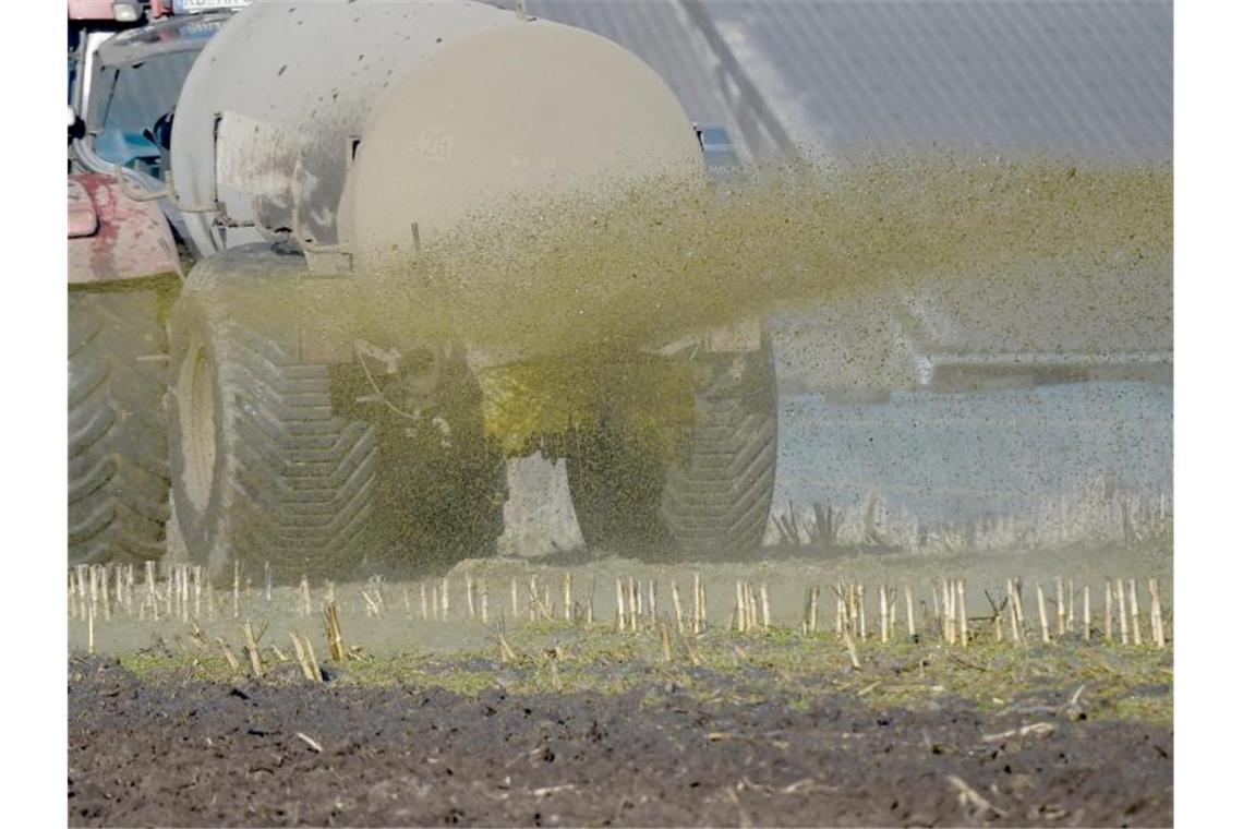 Nach der Frostperiode sind Landwirte seit Anfang Februar dabei, Grünland und Getreideäcker zu düngen. Foto: Carsten Rehder/dpa