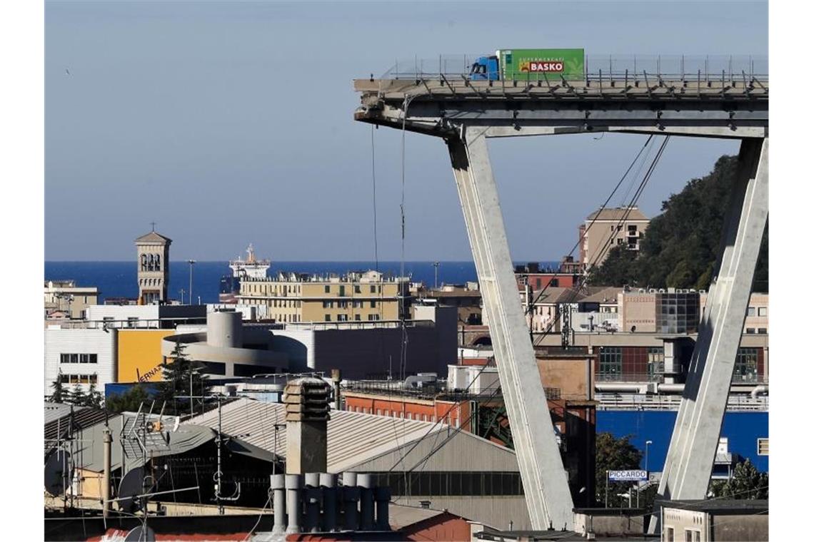 Nach Brückeneinsturz von Genua tritt Holding-Chef zurück Nach der Genua-Katastrophe vor mehr als einem Jahr hatte die Polizei auch andere Autobahnbrücken aus dem Autostrade-Netz unter die Lupe genommen. Foto: Antonio Calanni/AP/dpa