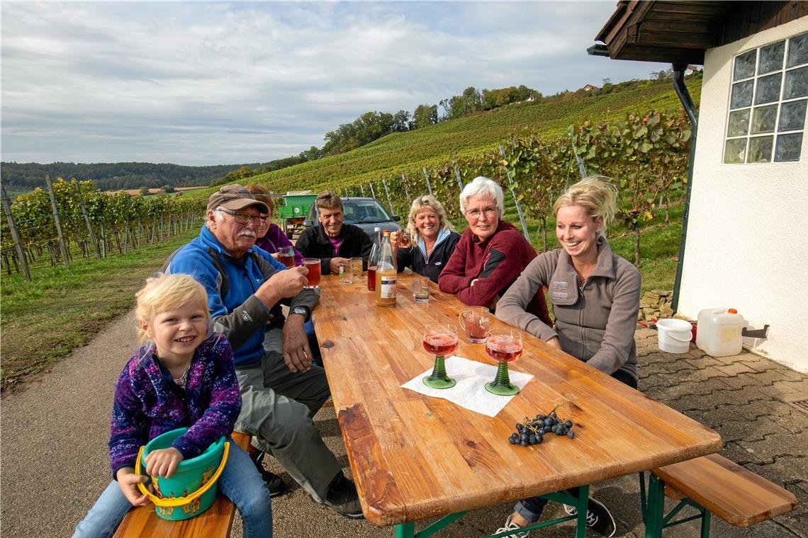 Nach der getanen Arbeit belohnt sich Familie Balz mit einem gemeinsamen Umtrunk. Sogar die fünfjährige Sophie hat schon im Weinberg mitgeholfen.