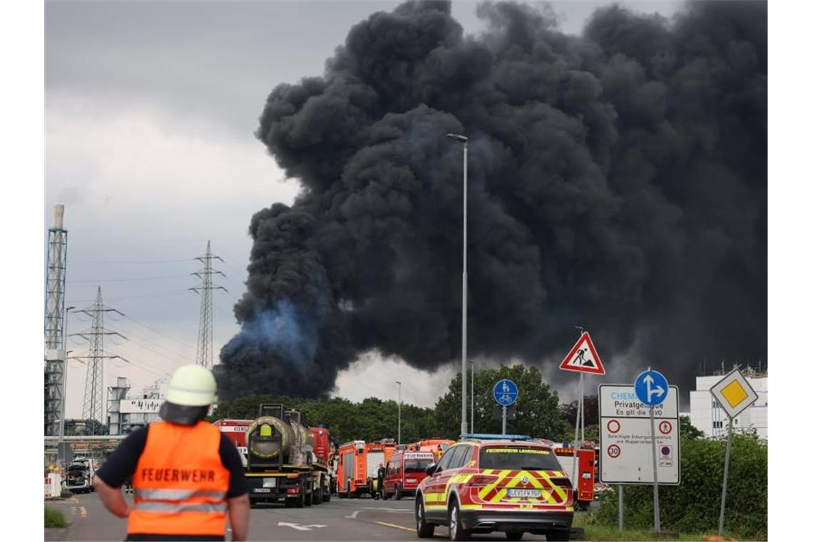 Nach der gewaltigen Explosion im Chempark zog eine dichte Rauchwolke über die Stadt. Foto: Oliver Berg/dpa