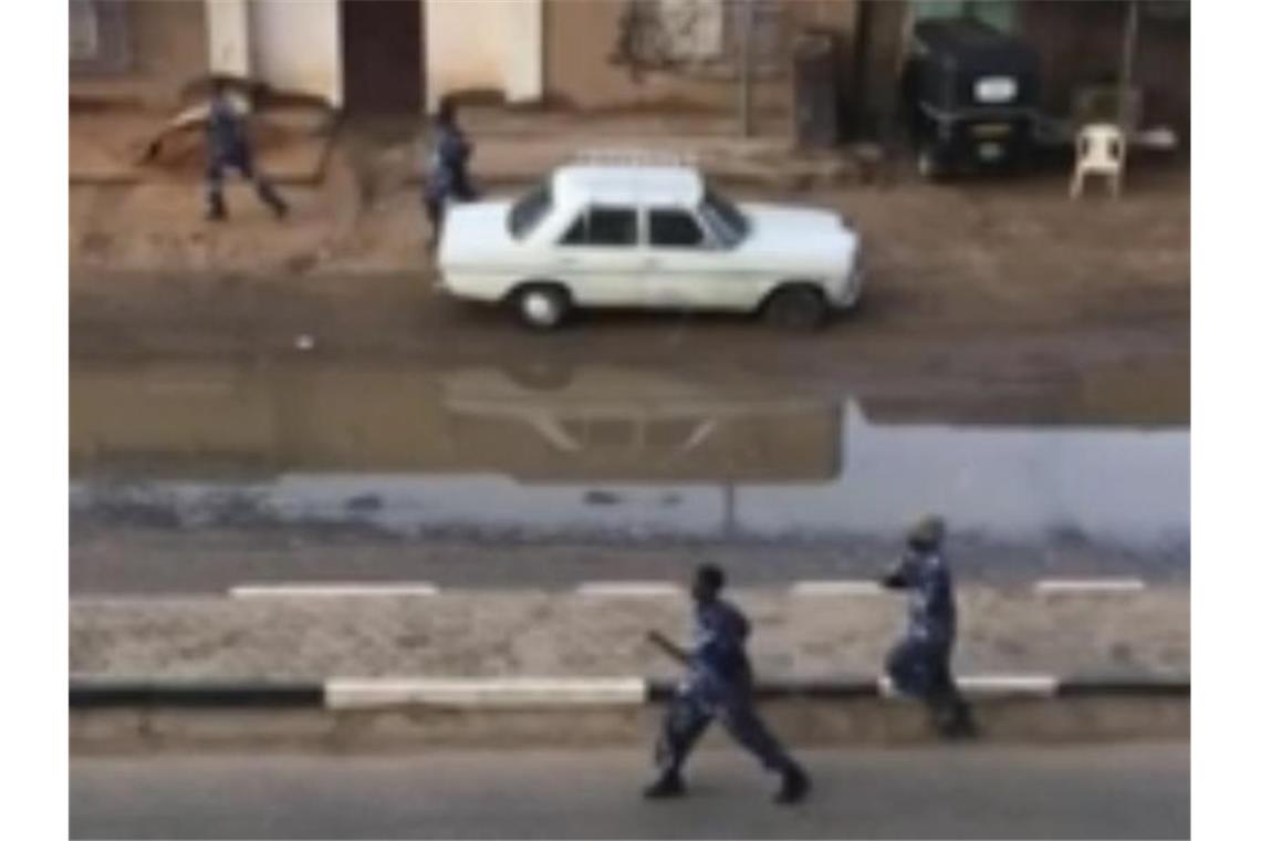 Militär im Sudan spricht Machtwort Nach der gewaltsamen Auflösung eines Protestlagers stieg die Zahl der Toten auf mindestens 35, wie ein Ärzteverband mitteilte. Foto: Elmontasir Darwish/Elmontasir Darwish/AP