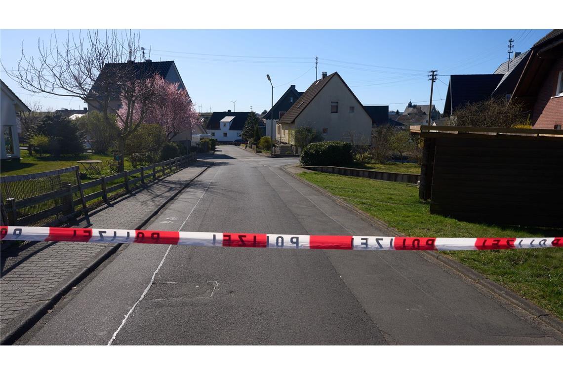 Mann aus Nachbardorf als mutmaßlicher Dreifachmörder gesucht Nach der Gewalttat im Westerwald fahnden die Ermittler nach einem 61-Jährigen.