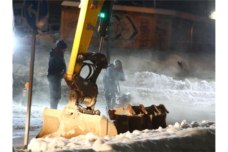 Nach der Havarie einer Leitung sind in Jena rund 6500 Haushalte ohne Versorgung mit Fernwärme. Foto: Bodo Schackow/dpa-Zentralbild/dpa