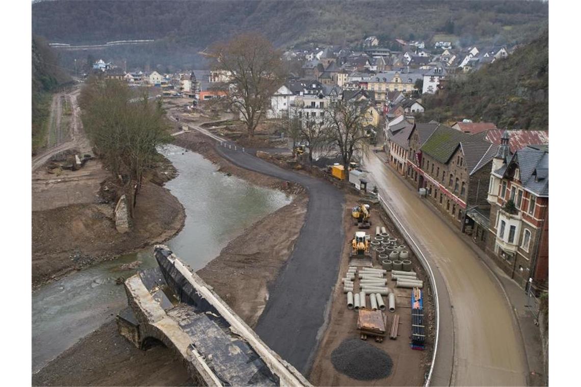 Nach der Hochwasserkatastrophe hat sich der Flusslauf der Ahr teilweise verändert. Foto: Thomas Frey/dpa