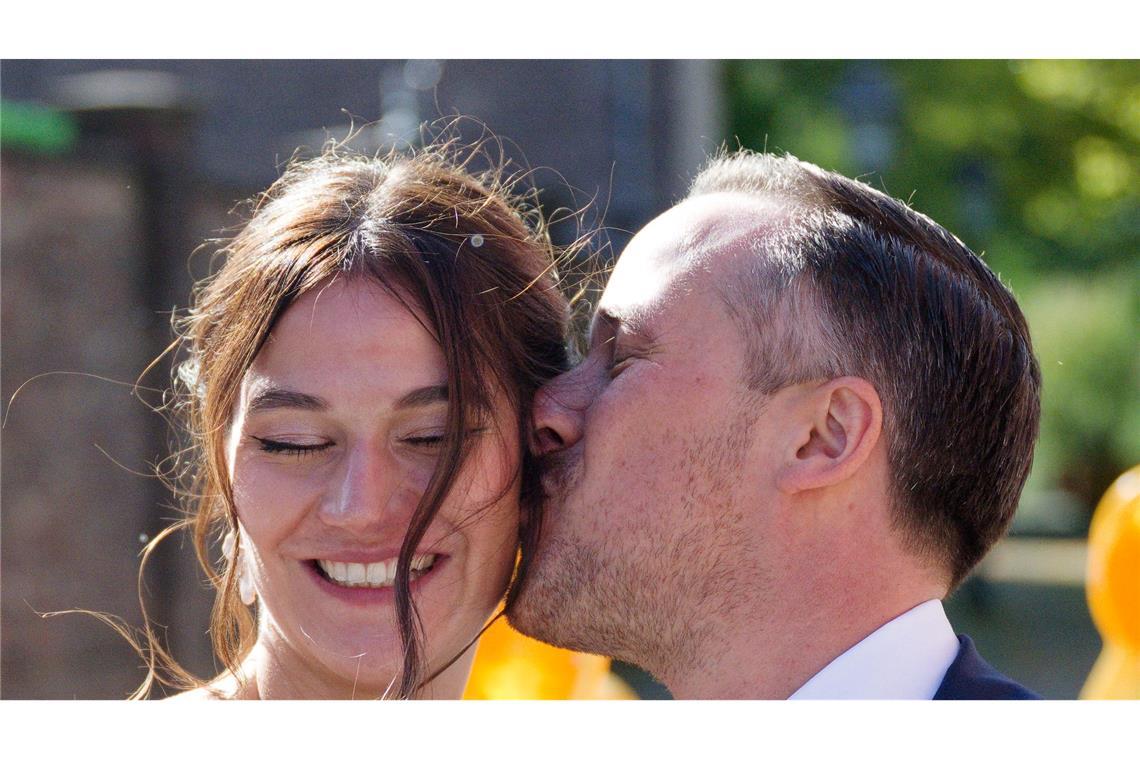 Nach der Hochzeit küsst Joe Laschet vor der Kirche seine Frau Andrea