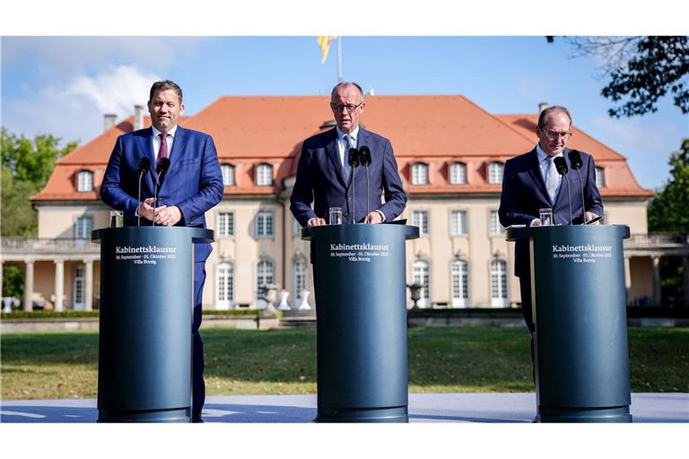 Nach der Kabinettsklausur traten Kanzler Merz, Vizekanzler Klingbeil und Innenminister Dobrindt gemeinsam vor die Presse.