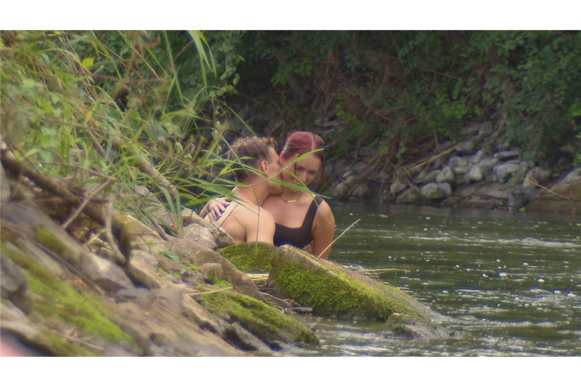 Nach der Kanutour kommen sich Friedrich und Laura beim einem Bad im Fluss näher.