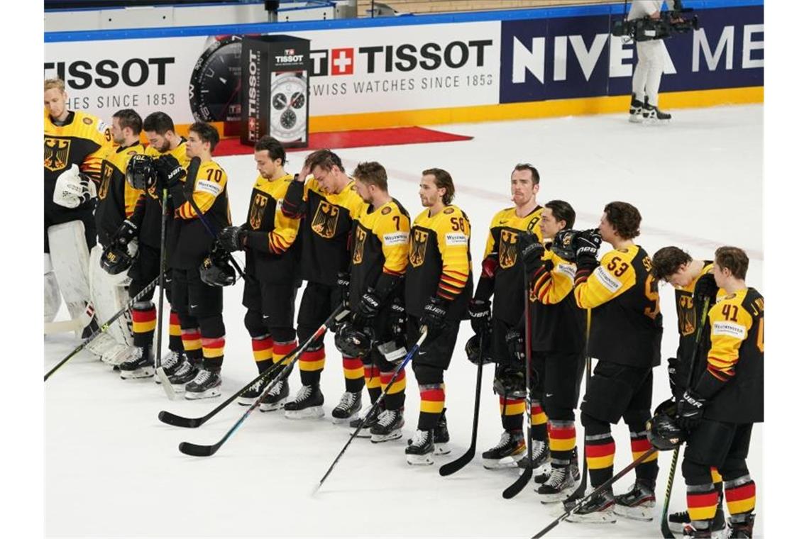 Nach der knappen Niederlage gegen Finnland sind die deutschen Spieler enttäuscht. Foto: Roman Koksarov/dpa