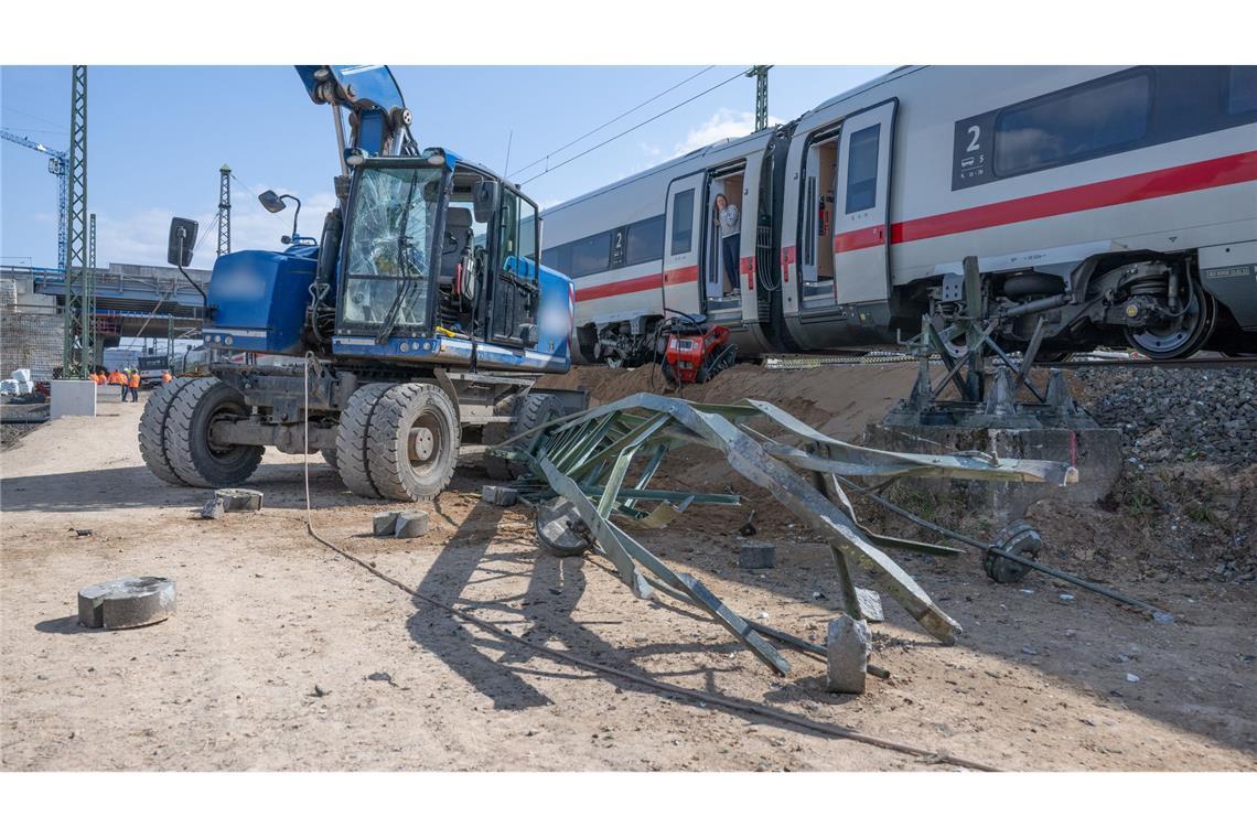 ICE fährt gegen Baggerarm - Baggerfahrer verletzt