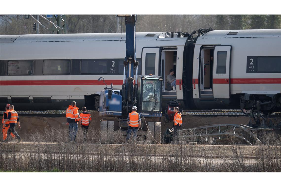 ICE fährt gegen Baggerarm - Baggerfahrer verletzt