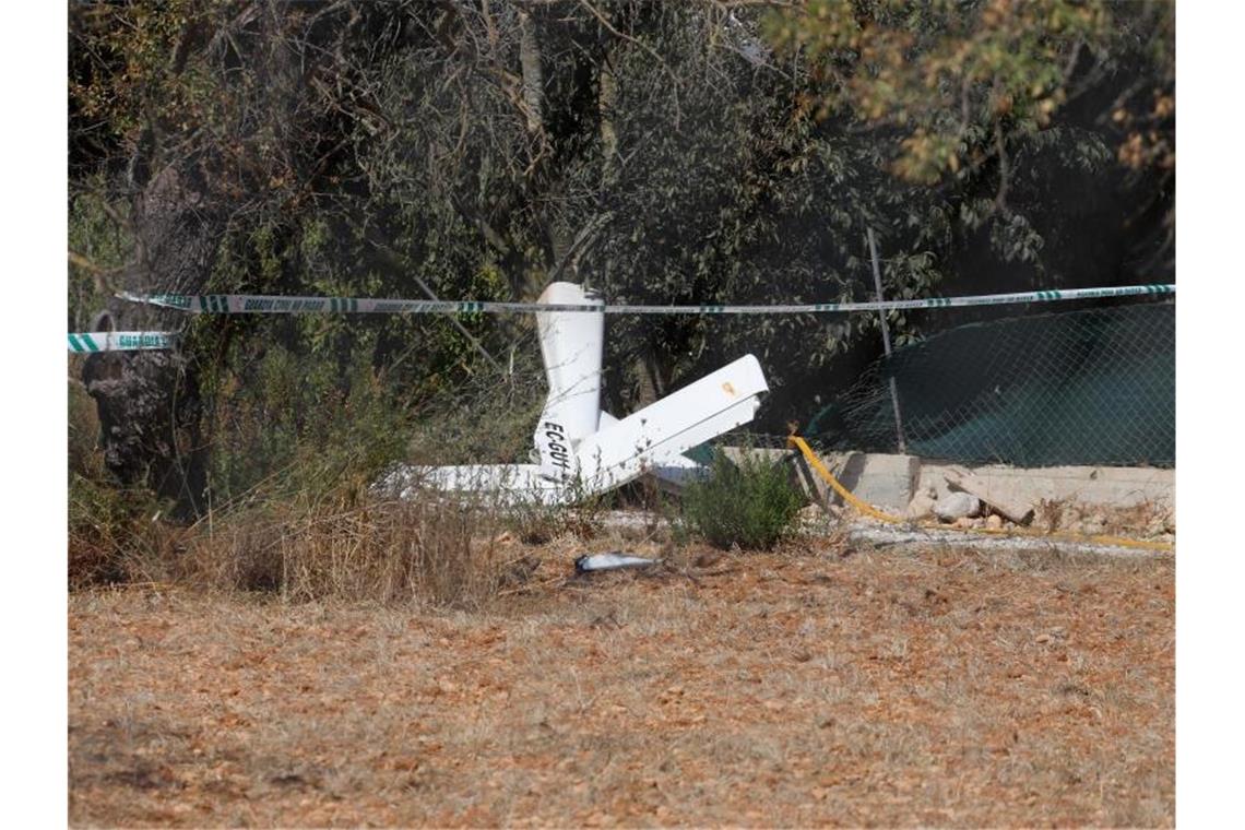 Nach der Kollision von Flugzeug und Hubschrauber über Mallorca: Wrackteile des Ultraleichtflugzeugs. Foto: Clara Margais