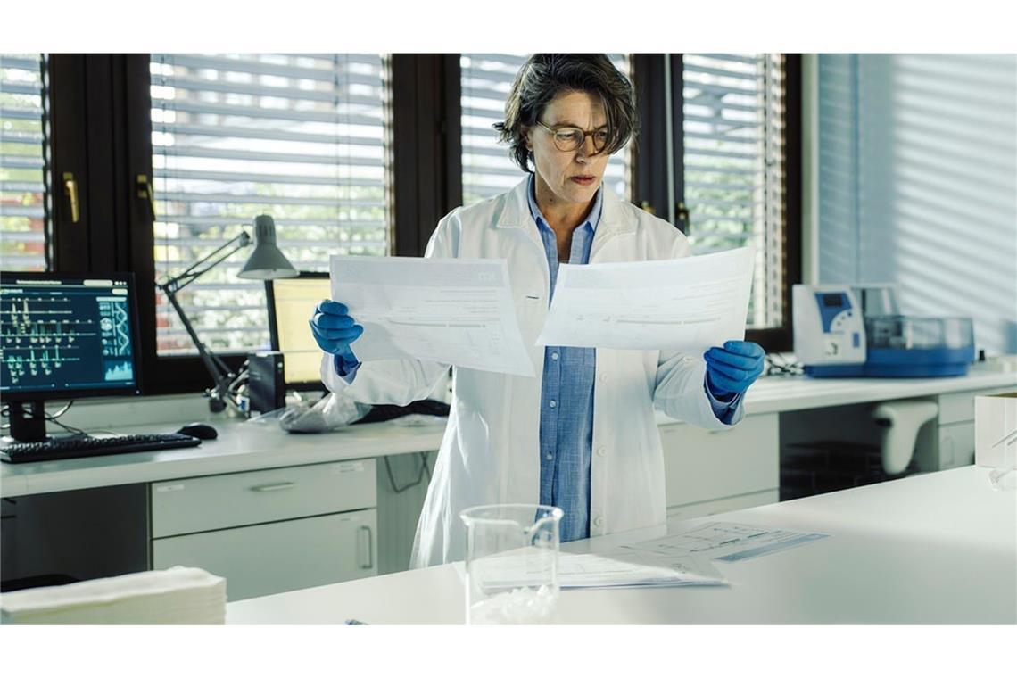 So war „Jenseits des Rechts“ aus München Nach der Laboranalyse hält Franca Ambacher (Jule Gartzke) die DNA-Charts in der Hand.