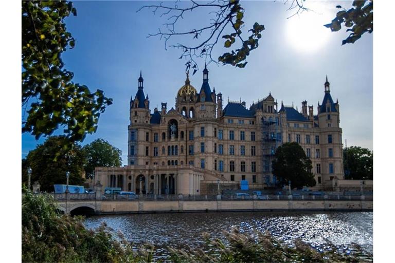 Nach der Landtagswahl in Mecklenburg-Vorpommern treffen sich SPD und CDU in Schwerin zu ersten Sondierungsgesprächen. Foto: Jens Büttner/dpa-Zentralbild/dpa