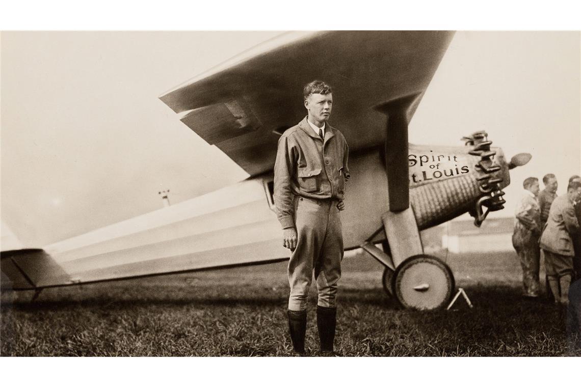 Charles Lindbergh fliegt als erster Mensch alleine über den Atlantik Nach der Landung in Paris steht Charles Lindbergh am 21. Mai 1927 vor seiner einmotorigen Maschine „Spirit of St. Louis“.