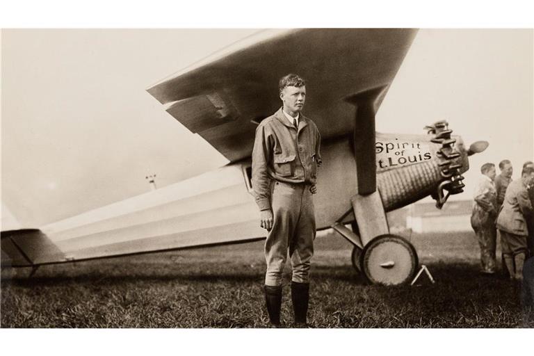 Nach der Landung in Paris steht Charles Lindbergh am 21. Mai 1927 vor seiner einmotorigen Maschine „Spirit of  St. Louis“.