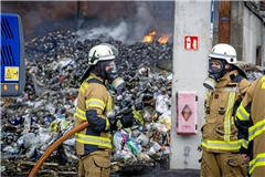 Nach der langen Nacht im Einsatz muss die Feuerwehr auch am Dienstagnachmittag noch Glutnester löschen. Foto: Alexander Becher