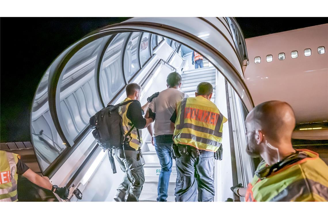 Afghanen auf Platz eins bei Dublin-Überstellungen Nach der Machtübernahme durch die Taliban 2021 gab es einen Abschiebeflug aus Deutschland nach Kabul. (Archivbild)