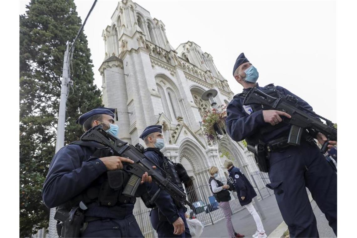 Zweite Festnahme nach Nizza-Attacke Nach der Messerattacke in Nizza werden Kirchen und Schulen in Frankreich vermehrt geschützt. Foto: Eric Gaillard/Pool Reuters/AP/dpa