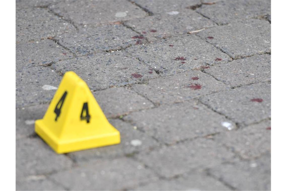 Nach der Messerattacke werden Blutspuren auf dem Boden markiert. Foto: Jacob King/PA Wire/dpa
