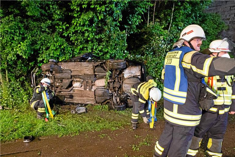 Nach der nächtlichen Verfolgungsfahrt musste der BMW-Fahrer durch die Feuerwehr aus seinem Wagen geborgen werden. Foto: B. Beytekin