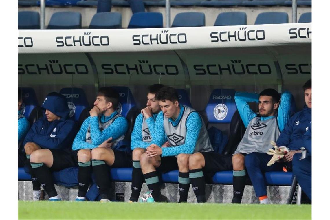 Chronologie des Sports im Jahr 2021 Nach der Niederlage bei Arminia Bielefeld ist der Schalker Bundesliga-Abstieg besiegelt. Foto: Friso Gentsch/dpa Pool/dpa