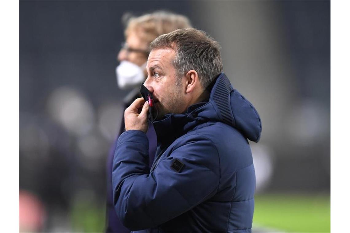 Bayern-Abwehr anfällig wie seit Jahren nicht - Flick sauer Nach der Niederlage bei Borussia Mönchengladbach sieht Bayerns Trainer Hansi Flick viel Arbeit vor sich. Foto: Martin Meissner/AP/Pool/dpa
