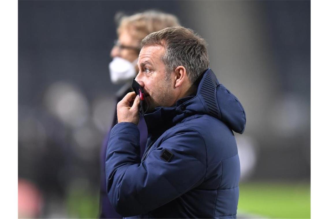 Nach der Niederlage bei Borussia Mönchengladbach sieht Bayerns Trainer Hansi Flick viel Arbeit vor sich. Foto: Martin Meissner/AP/Pool/dpa