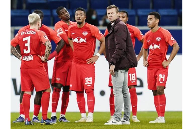 Nach der Niederlage bei der TSG 1899 Hoffenheim steht Leipzigs Trainer Jesse Marsch mit der Mannschaft auf dem Spielfeld. Foto: Uwe Anspach/dpa