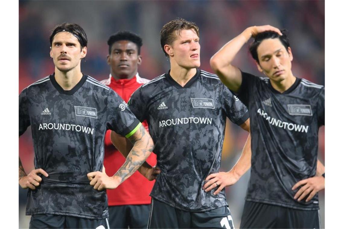 Union Berlin belohnt sich nicht: Bittere Niederlage in Prag Nach der Niederlage bei Slavia Prag werden die enttäuschten Spieler vom 1. FC Union Berlin von den mitgereisten Fans laut gefeiert. Foto: Robert Michael/dpa-Zentralbild/dpa