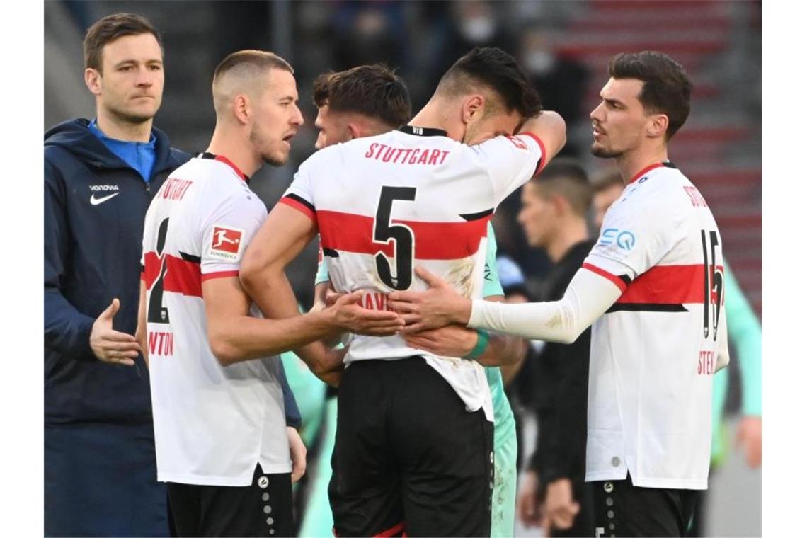 Bundesliga: Das war am Samstag, das kommt am Sonntag Nach der Niederlage gegen den VfL Bochum brauchten die Stuttgarter Spieler Zuspruch. Foto: Marijan Murat/dpa