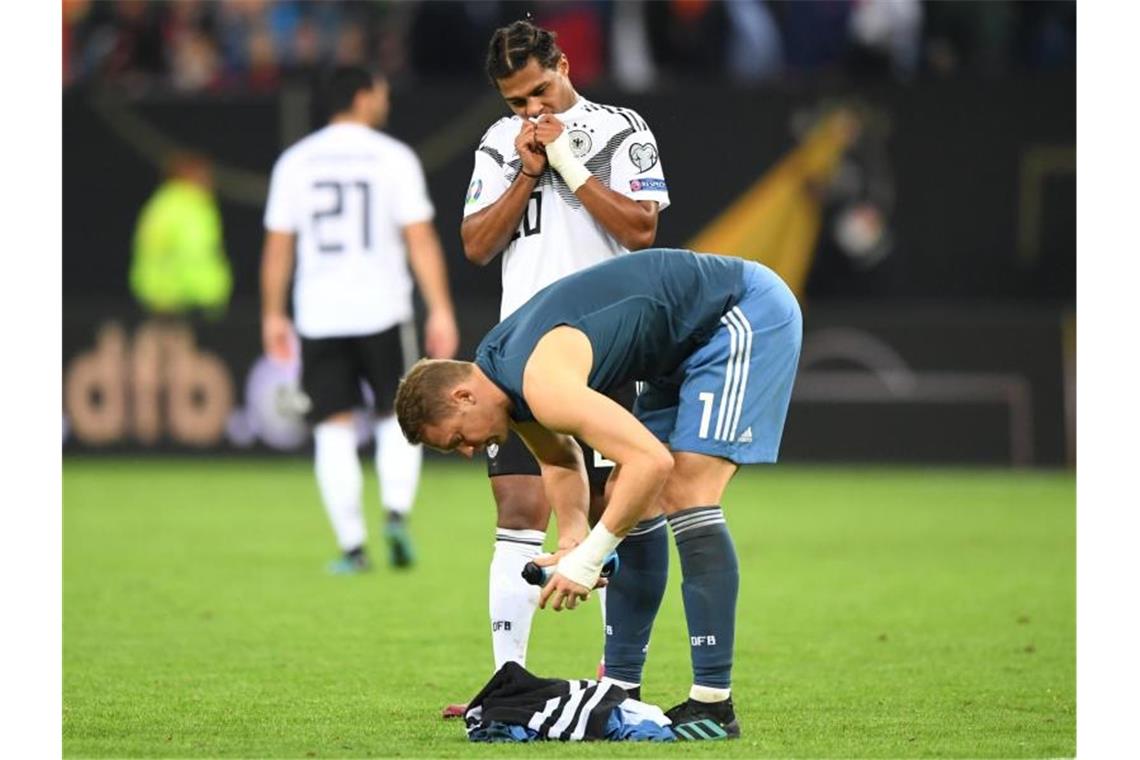 Nach der Niederlage gegen die Niederlande stehen Manuel Neuer und das DFB-Team in Nordirland unter Druck. Foto: Robert Michael