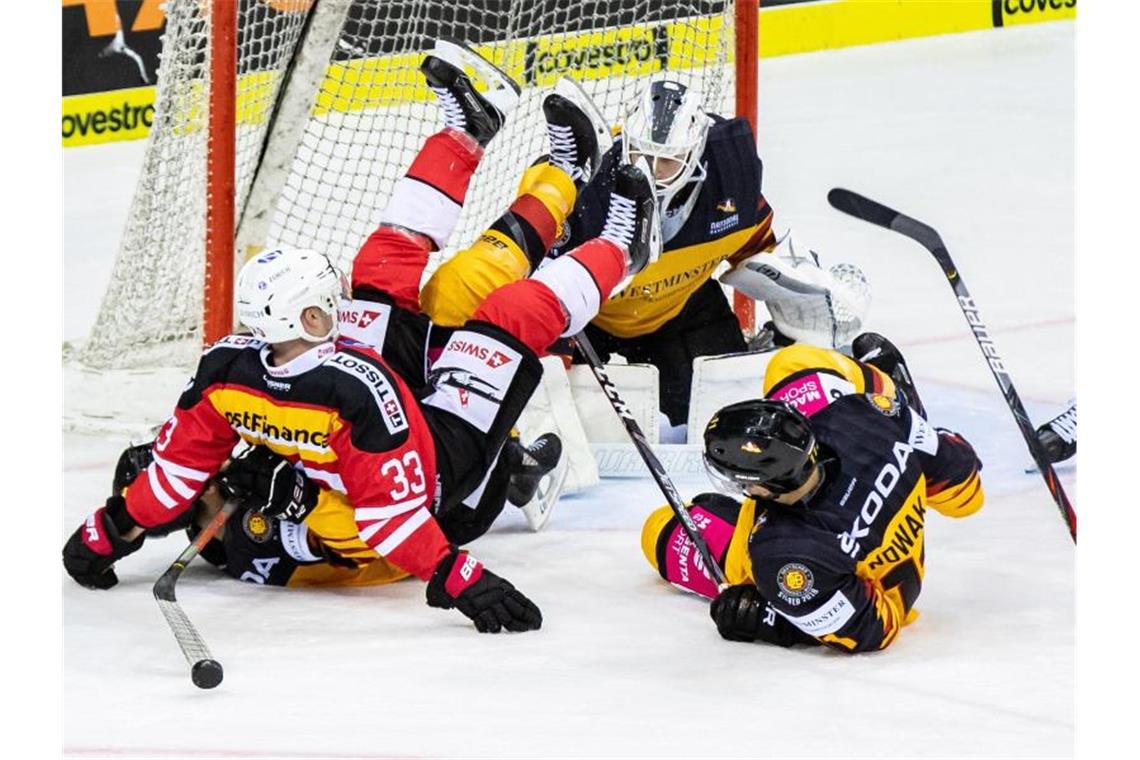 Nach der Niederlage gegen die Schweiz wollen Deutschlands Eishockey-Männer gegen die Slowakei wieder siegen. Foto: Marcel Kusch/dpa