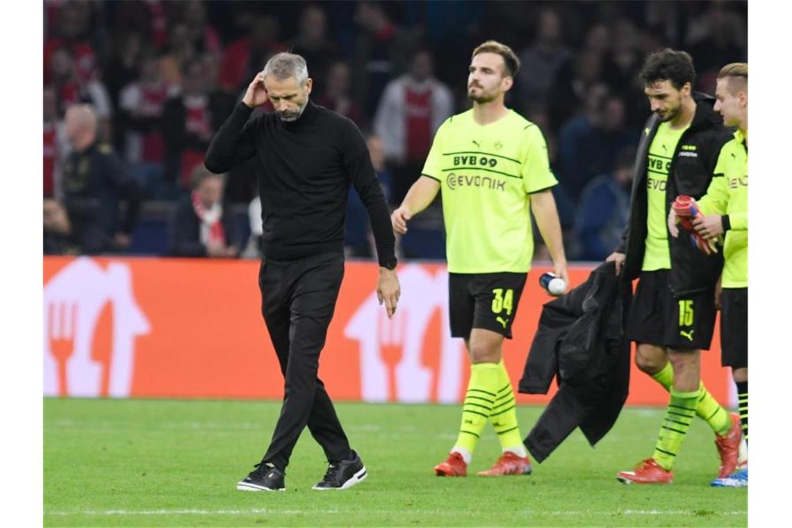 Historische Abreibung für den BVB - „Tut extrem weh“ Nach der Niederlage gehen Dortmunds Trainer Marco Rose und die Spieler in Amsterdam vom Platz. Foto: Bernd Thissen/dpa